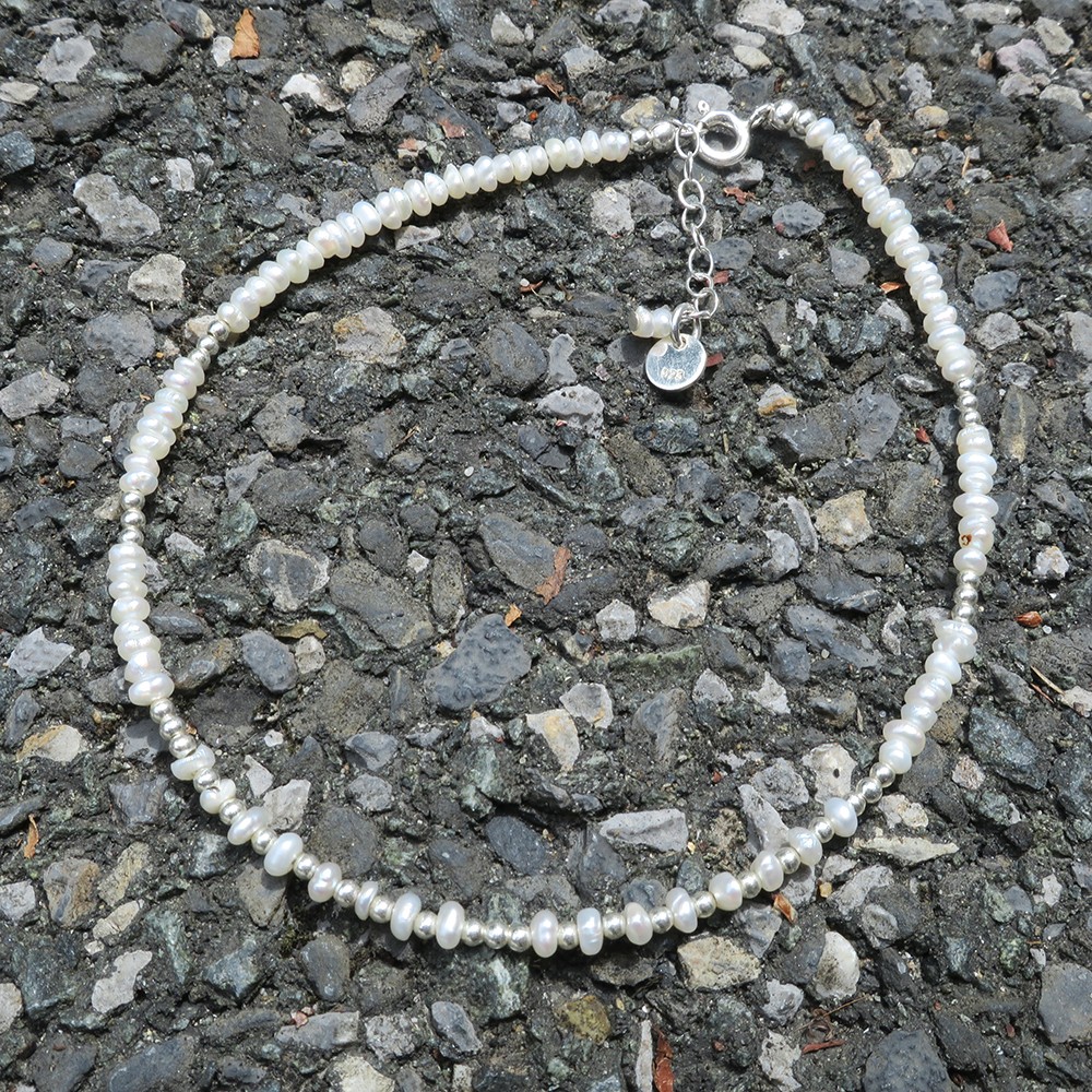 Bracelet de cheville en chaine argenté et perles blanc : Folk